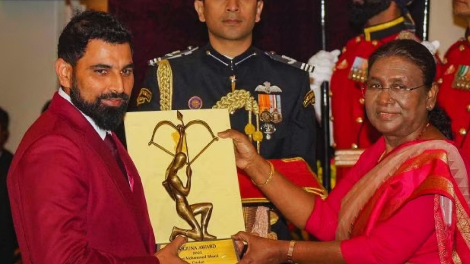 <div class="paragraphs"><p>A thunderous applause greeted <a href="https://www.thequint.com/topic/mohammed-shami">Mohammed Shami</a> as he shyly stepped forward to collect the Arjuna award from President Draupadi Murmu last Sunday.</p></div>