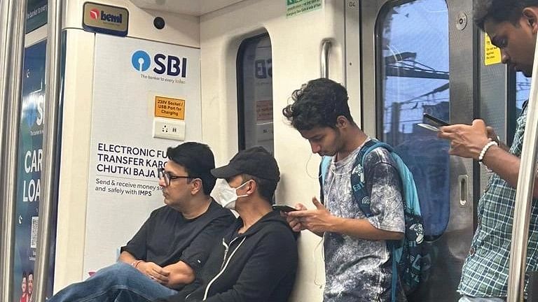 <div class="paragraphs"><p>Akshay Kumar travelling in the Mumbai metro goes viral.</p></div>