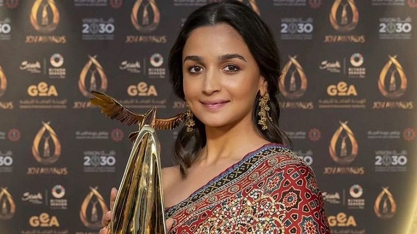 <div class="paragraphs"><p>Alia Bhatt Honoured With Award In Saudi Arabia.</p></div>