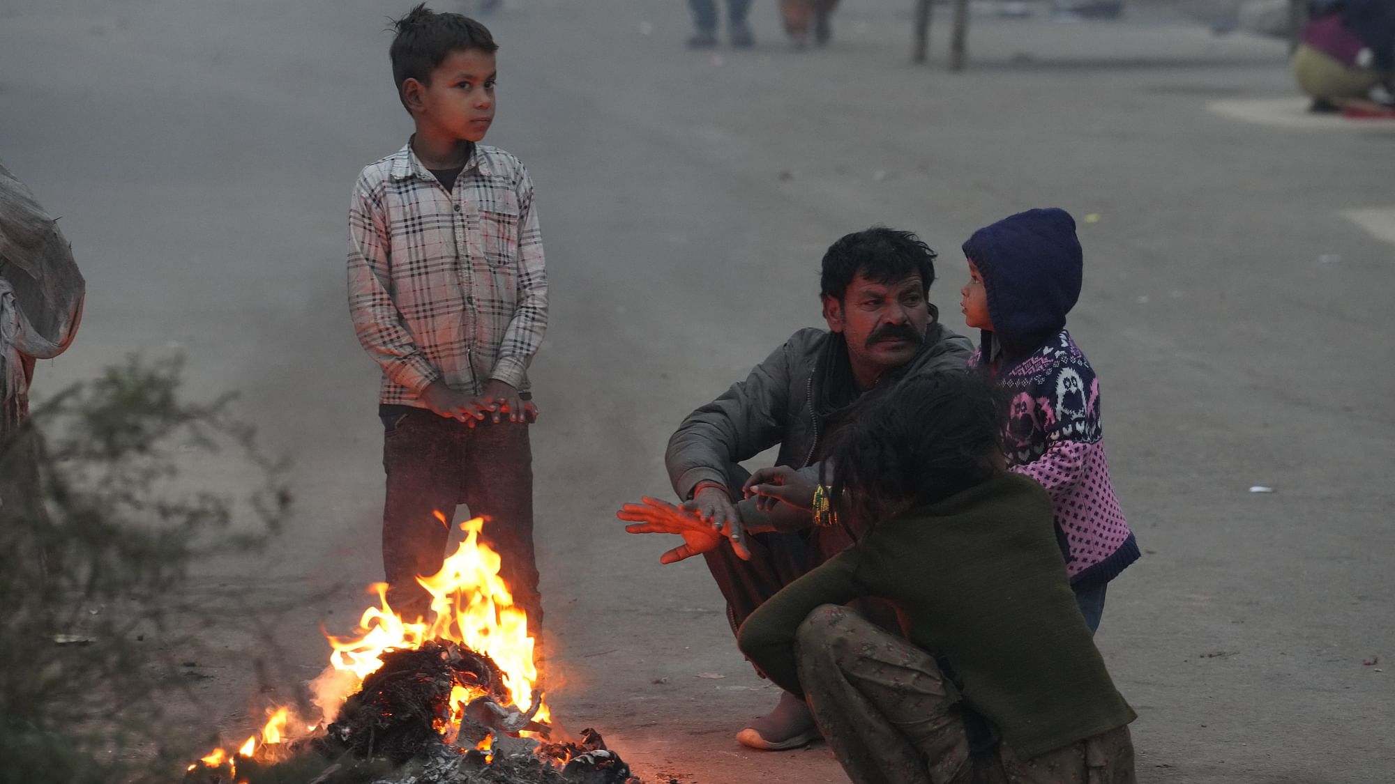 <div class="paragraphs"><p>People near a bonfire during a cold and foggy winter morning in New Delhi on Friday, 5 January.</p></div>