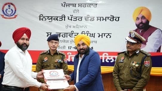 <div class="paragraphs"><p>Punjab Chief Minister Bhagwant Mann handed over recruitment letters to 461 youth on the occasion of Guru Nanak Gurpurab on Wednesday, 17 January.</p></div>