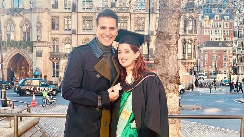 <div class="paragraphs"><p>Akshay Kumar with Twinkle Khanna on her graduation day.</p></div>