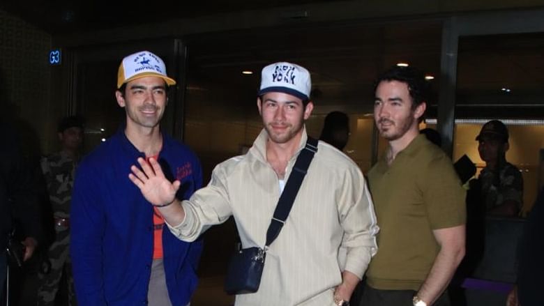 <div class="paragraphs"><p>Joe Jonas, Nick Jonas, and Kevin Jonas at the Mumbai airport.&nbsp;</p></div>