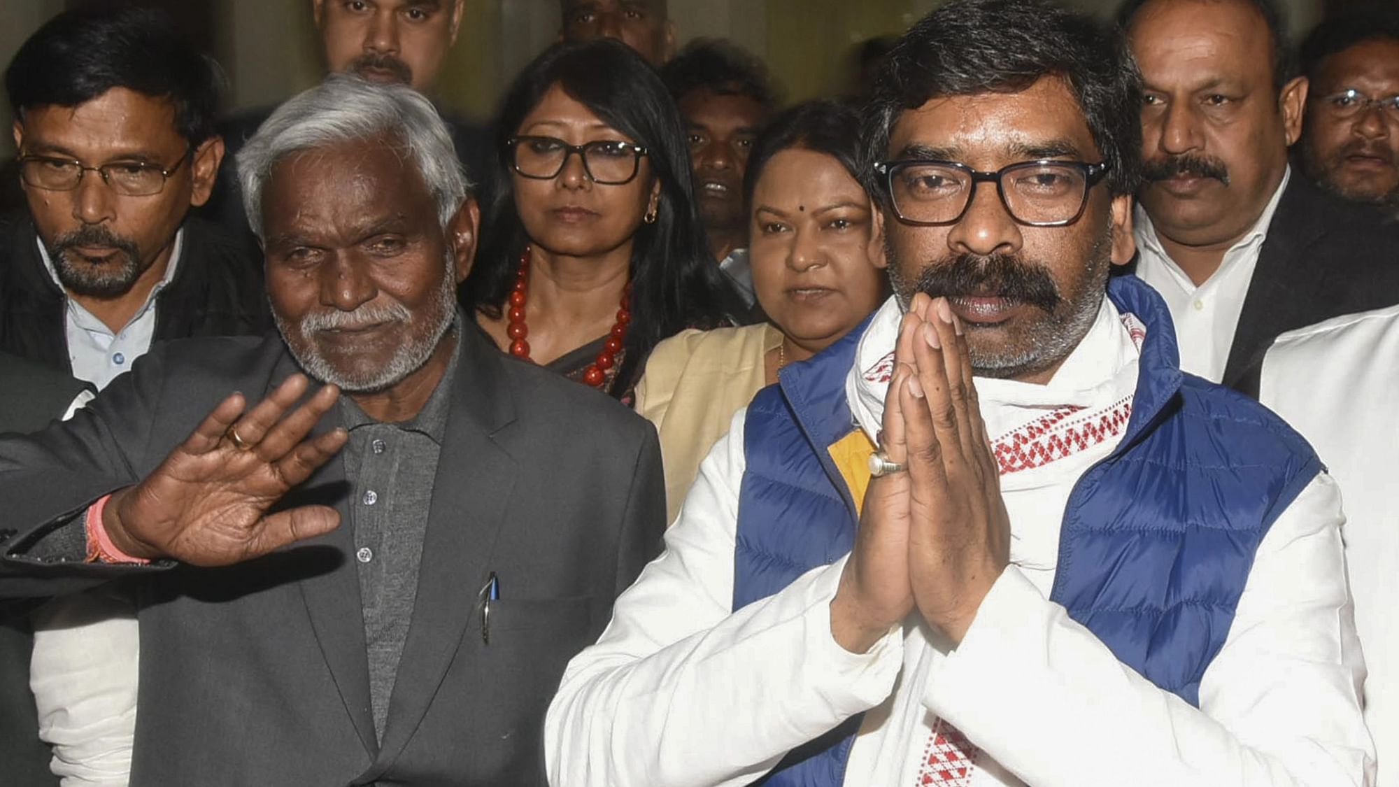 <div class="paragraphs"><p>Former Jharkhand chief minister and JMM leader Hemant Soren with Chief Minister Champai Soren and grand-alliance MLAs after Champai Soren-led government won the floor test in the state Assembly</p></div>