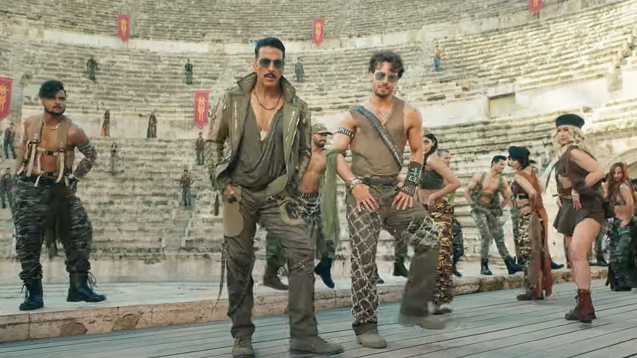 <div class="paragraphs"><p>Akshay Kumar and Tiger Shroff in a still from the song.</p></div>