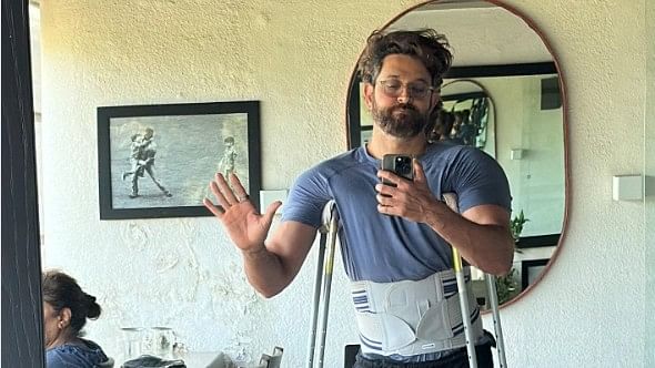<div class="paragraphs"><p>Hrithik Roshan shares mirror selfie with crutches after muscle injury.</p></div>