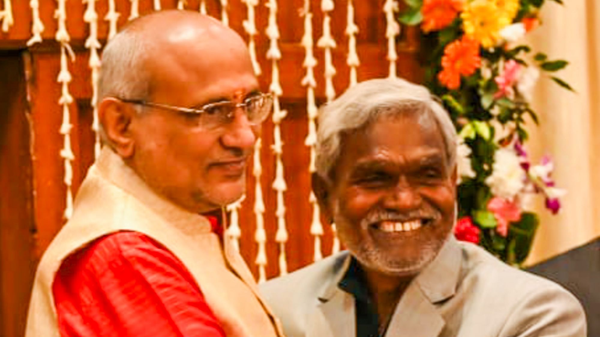 <div class="paragraphs"><p>Jharkhand Governor CP Radhakrishnan greets newly sworn-in Chief Minister Champai Soren after the oath ceremony at Raj Bhawan on Friday, 2 February.</p></div>