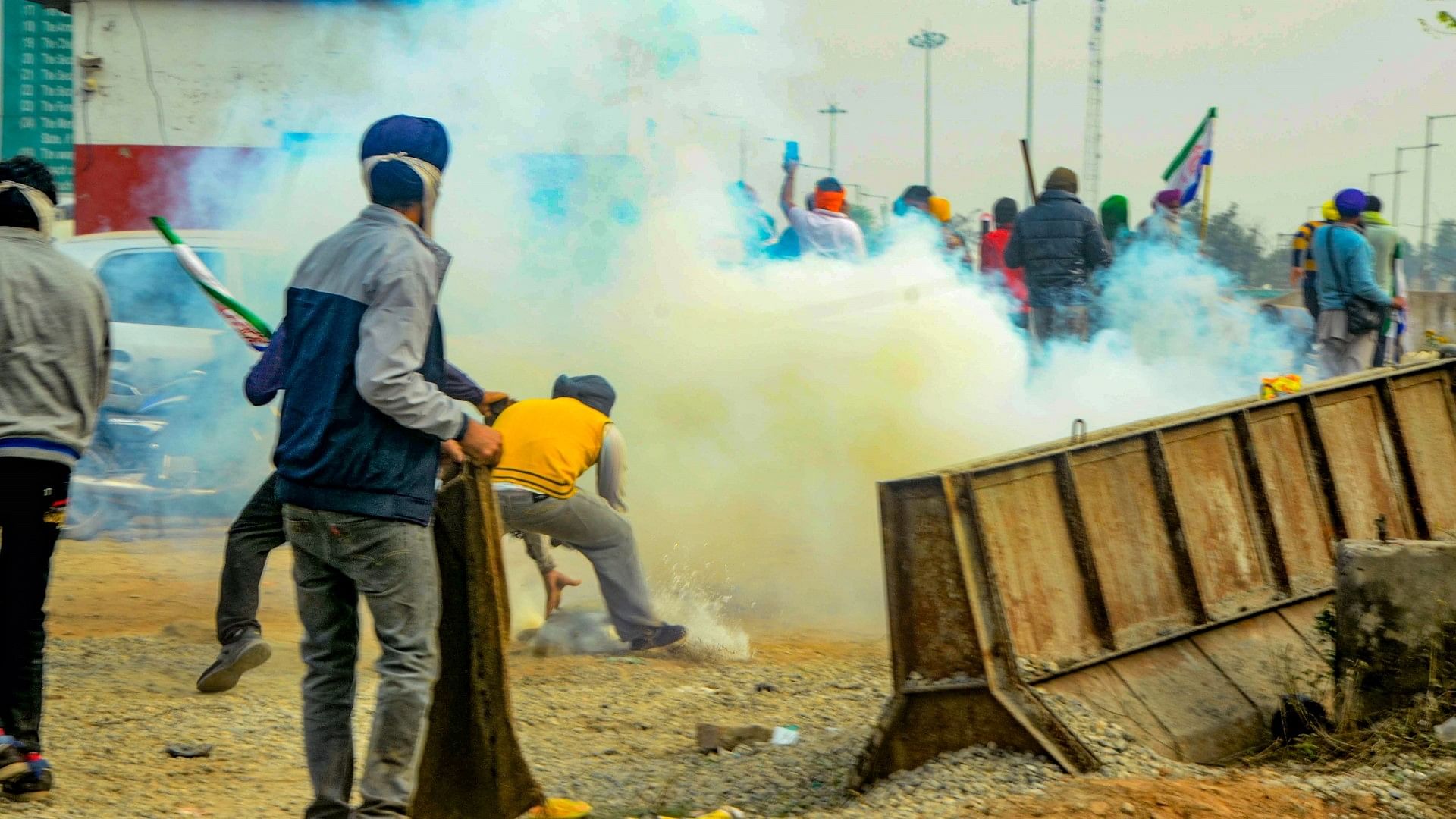 <div class="paragraphs"><p>Tear gas shells were used to disperse farmers at the Punjab-Haryana border amid their 'Delhi Chalo' protest on Tuesday, 13 February, while they were heading towards the national capital to press their demands regarding the Minimum Support Price (MSP) and other issues.</p></div>