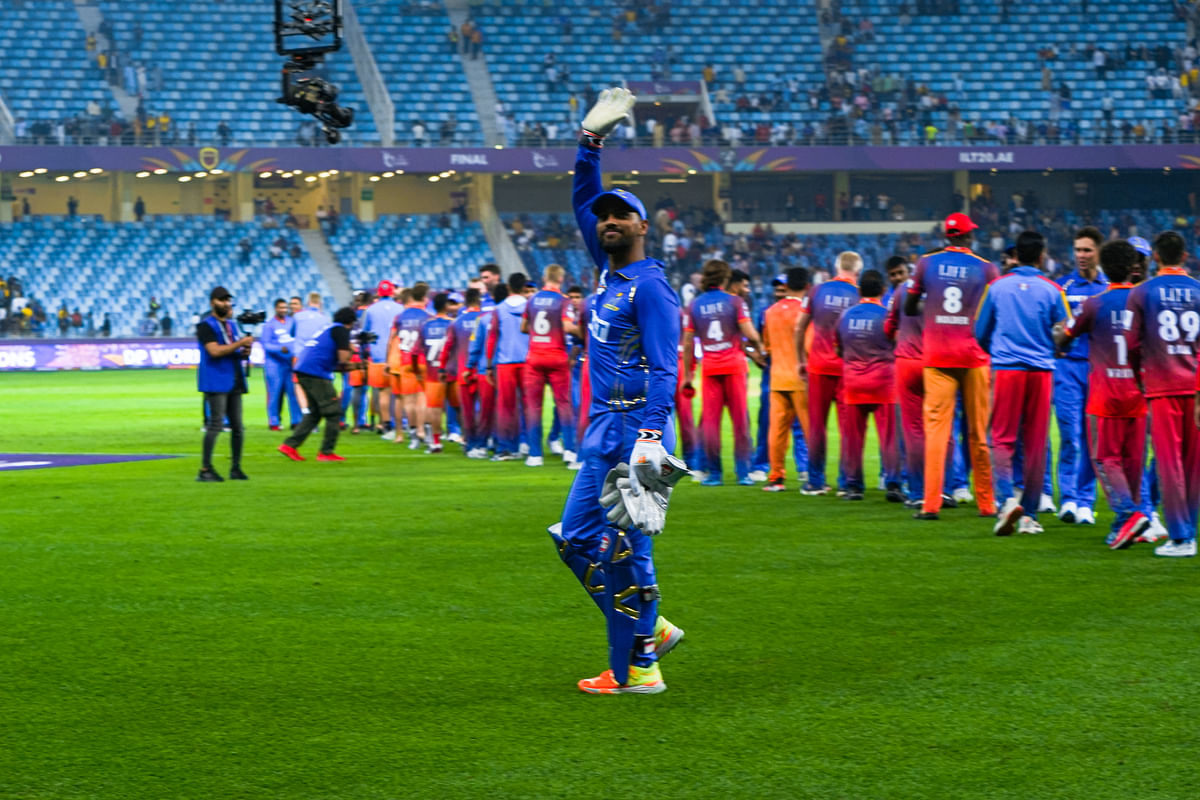 #ILT20 | MI Emirates clinched their maiden title as they defeated Dubai Capitals By 45 runs. 