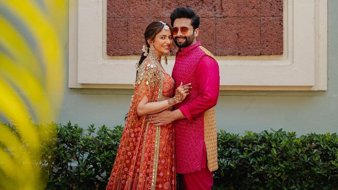 <div class="paragraphs"><p>Rakul Preet Posts Pics From Her Mehendi Ceremony.&nbsp;</p></div>