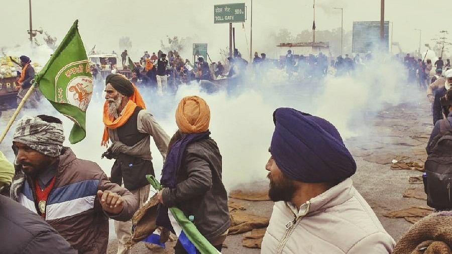 <div class="paragraphs"><p>The Haryana police have used tear gas canisters against the protesting crowd.</p></div>