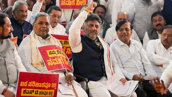 <div class="paragraphs"><p>Karnataka Chief Minister Siddaramaiah, Deputy Chief Minister DK Shivakumar and other Karnataka Congress leaders during a protest against the centre, at Jantar Mantar, in New Delhi, Wednesday, Feb. 7.</p></div>