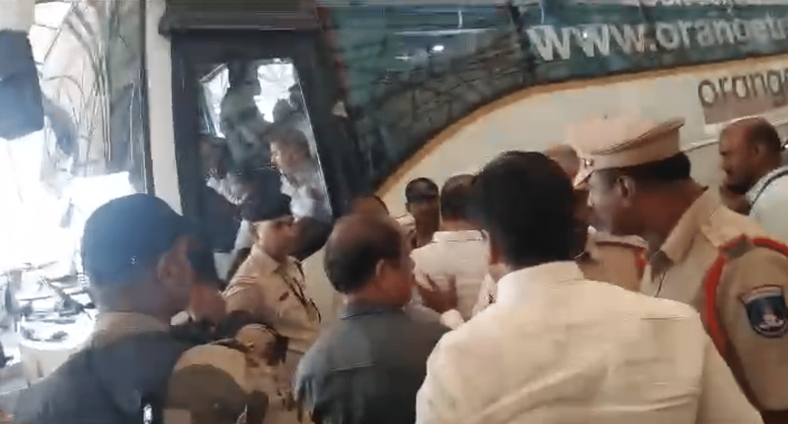 <div class="paragraphs"><p>JMM and Congress MLAs from Jharkhand leaving Hyderabad.</p></div>