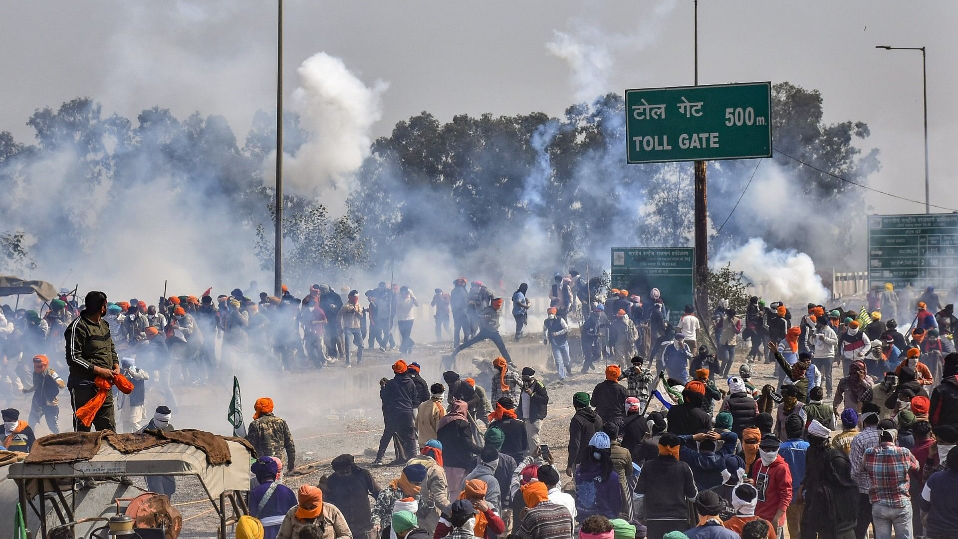 <div class="paragraphs"><p>Farmers' Protest LIVE Updates: Farmer Leaders Agree To Hold Talks With Govt, Tear Gas Used at Punjab-Haryana Border</p></div>