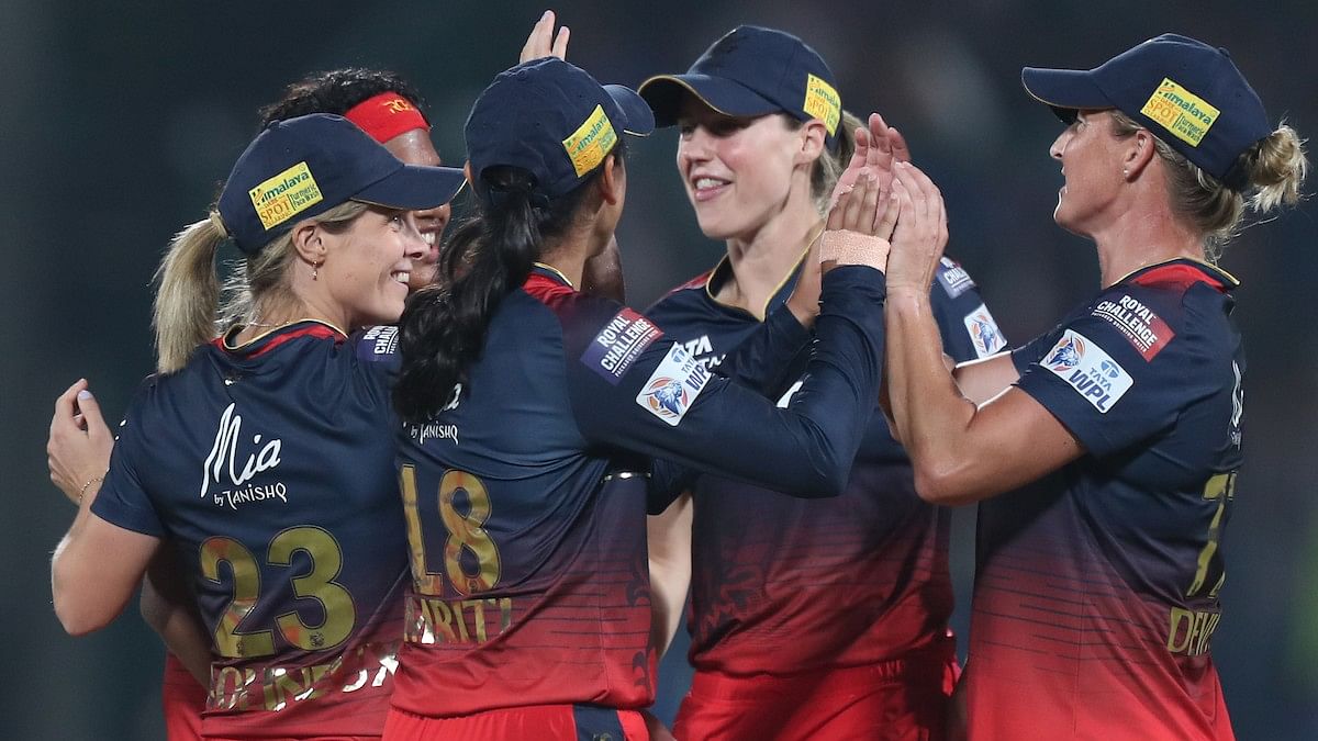 <div class="paragraphs"><p>Royal Challengers Bangalore celebrate the wicket of Humaira Kazi of Mumbai Indians with players during match nineteen of the Women’s Premier League 2024 between Mumbai Indians and Royal Challengers Bangalore held at the Arun Jaitley Stadium, New Delhi</p></div>