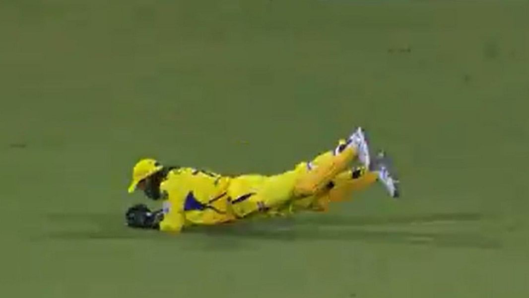 <div class="paragraphs"><p>MS Dhoni pulled a stunning catch against Gujarat Titans in 0.6 secs&nbsp;</p></div>
