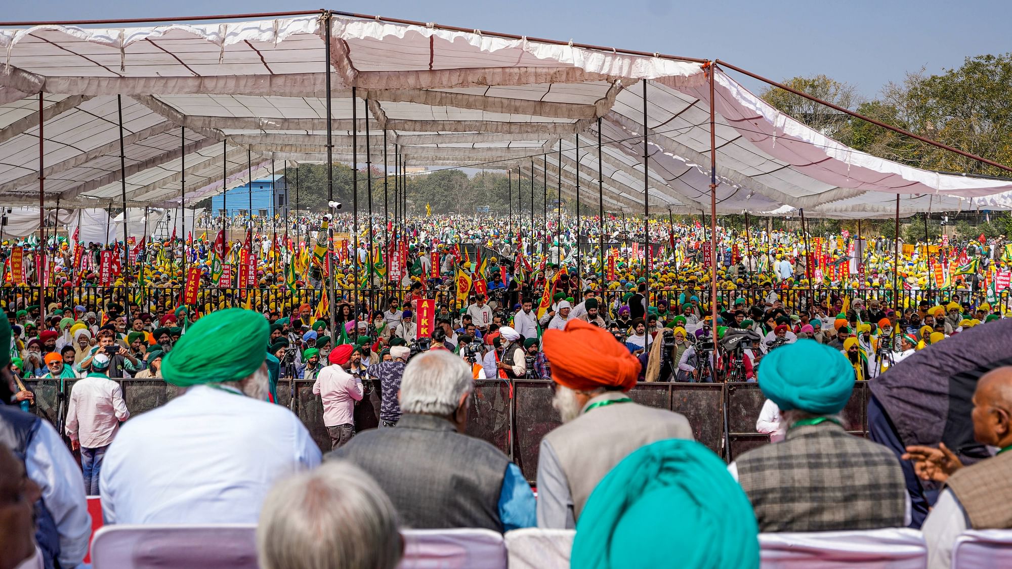 <div class="paragraphs"><p>Thousands of farmers and agricultural workers gathered in central Delhi to take part in the Mahapanchayat, which was organised by the Samyukta Kisan Morcha – an umbrella body of at least 37 farmers’ outfits.</p></div>