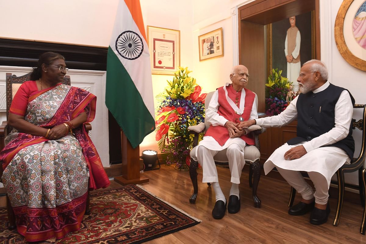 Other visuals from the ceremony show President Murmu was seated before and after presenting LK Advani with the award