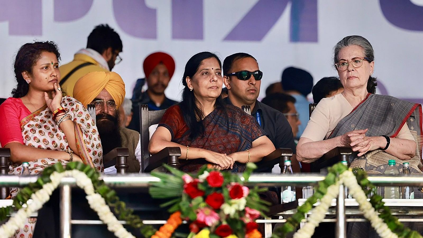 <div class="paragraphs"><p>Arvind Kejriwal Sher Hai: Spotlight On Sunita Kejriwal, Kalpana Soren Wives of Arrested Leaders at INDIA Event in Ramlila Maidan Delhi</p></div>