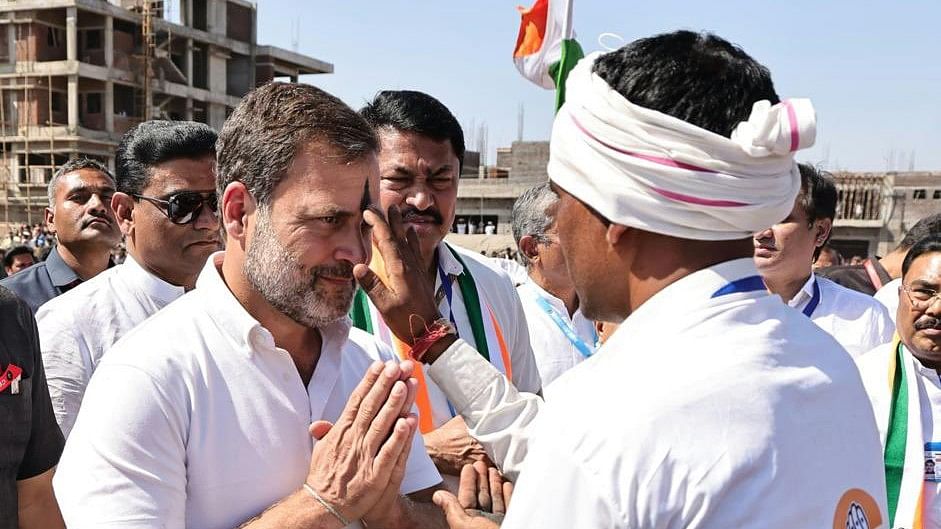 <div class="paragraphs"><p>Congress leader Rahul Gandhi being welcomed in Maharashtra's Nandurbar on Tuesday, 12 March.</p></div>