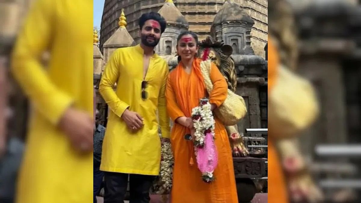 <div class="paragraphs"><p>Rakul Preet Singh and jackky Bhagnani sought blessings at the Kamakhya temple in Assam.</p></div>