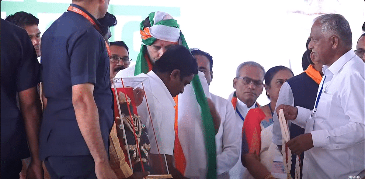 In the longer version of this video, we could see Rahul Gandhi accepting the deity's statue. 