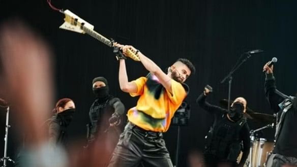 <div class="paragraphs"><p>AP Dhillon Criticised For Breaking Guitar On Coachella Stage</p></div>