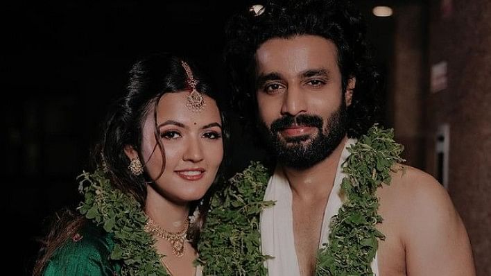 <div class="paragraphs"><p>Aparna Das, the Malayalam actress, tied the knot with fellow actor Deepak Parambol in a private ceremony at Guruvayur temple in Kerala on 24 April.</p></div>