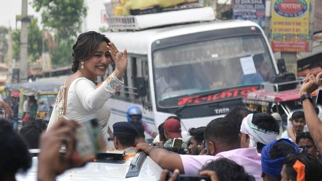 <div class="paragraphs"><p>Neha Sharma was seen supporting her father, Congress Ajit Sharma, who is contesting from the Bhagalpur Lok Sabha seat.</p></div>