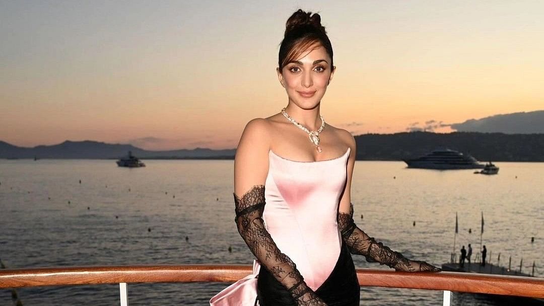 <div class="paragraphs"><p>Kiara Advani wows in a stunning pink and black gown at Cannes 2024.</p></div>