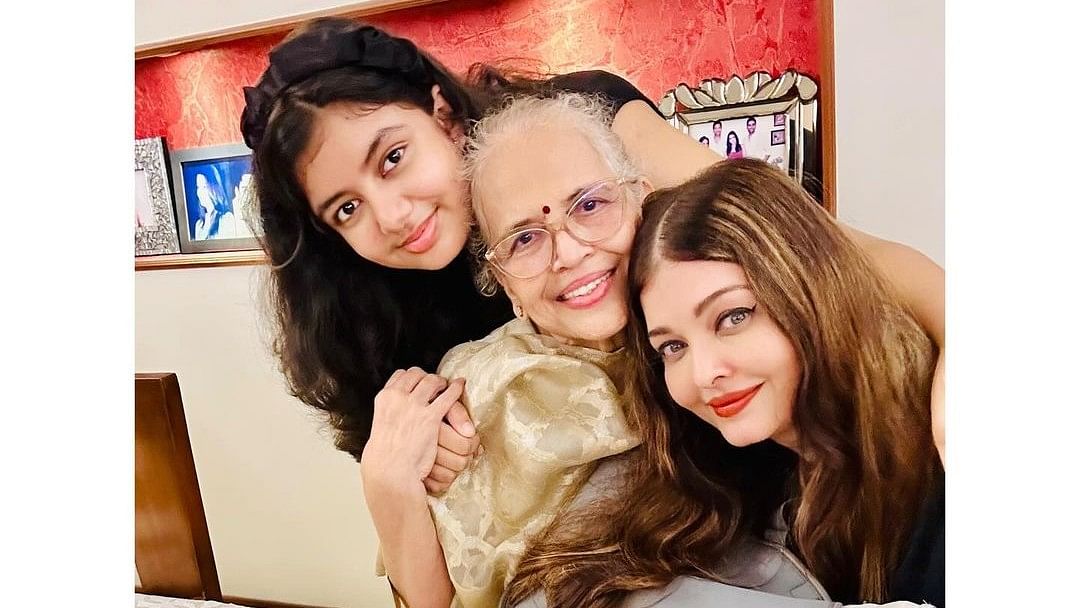 <div class="paragraphs"><p>Aishwarya Rai celebrating her mom's birthday.</p></div>