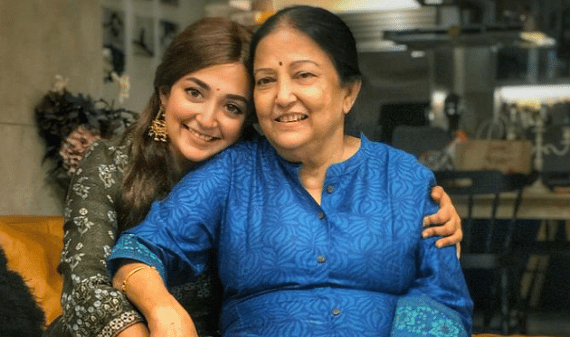 Singer Monali Thakur's Mother Has Passed Away