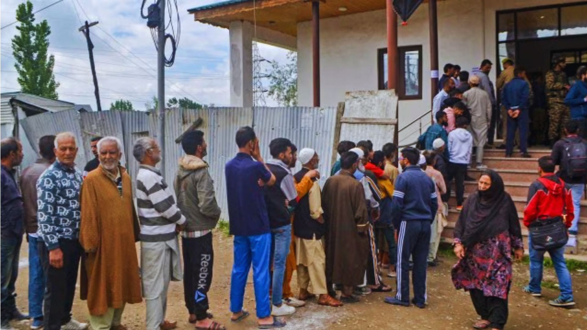 <div class="paragraphs"><p>Voters wait in a queue at a polling station to cast their votes for the fourth phase of Lok Sabha elections, in Downtown, Srinagar, Monday, May 13, 2024.</p></div>