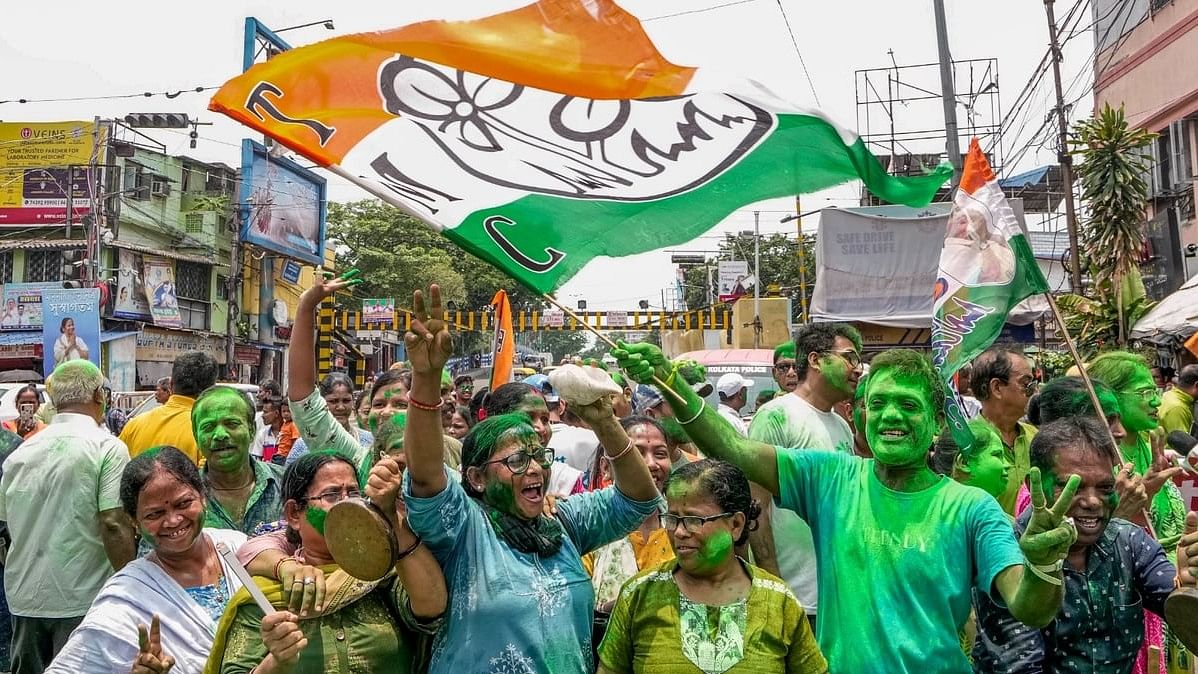 <div class="paragraphs"><p>Trinamool Congress (TMC) supporters celebrate the party's lead during counting of votes for the Lok Sabha elections outside supremo Mamata Banerjee's Kalighat residence on Tuesday, 4 June.</p></div>