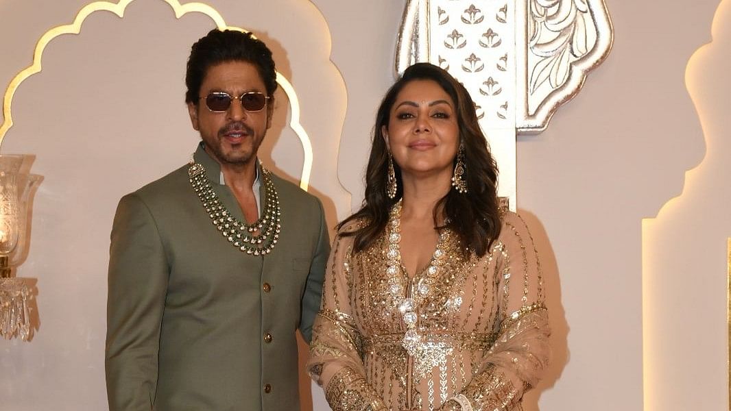 <div class="paragraphs"><p>Shah Rukh Khan and Gauri Khan Arrive In Style at Anant-Radhika's Wedding</p></div>