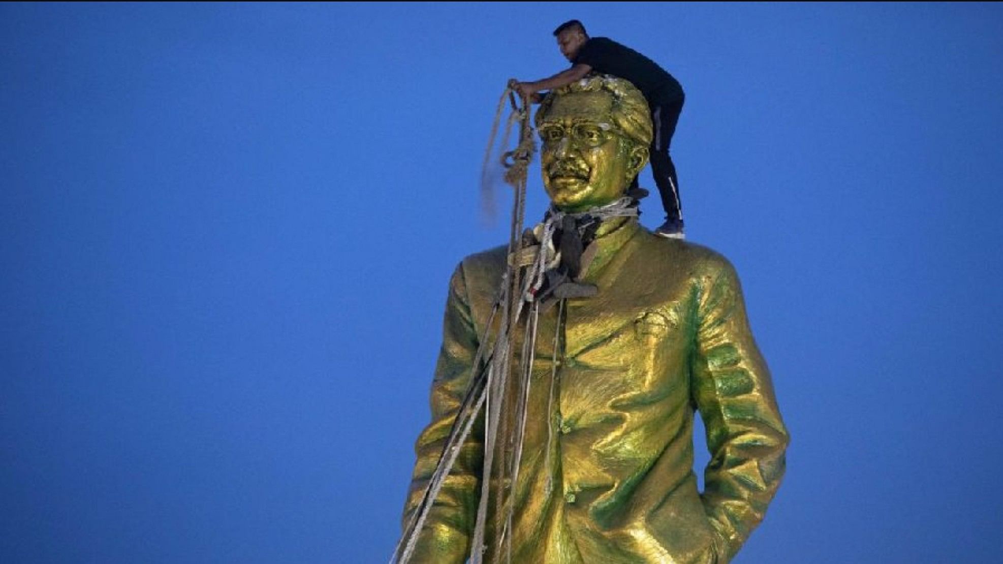 <div class="paragraphs"><p>Protesters destroy a statue of Bangabandhu Sheikh Mujibur Rahman in Dhaka on Monday evening.</p></div>