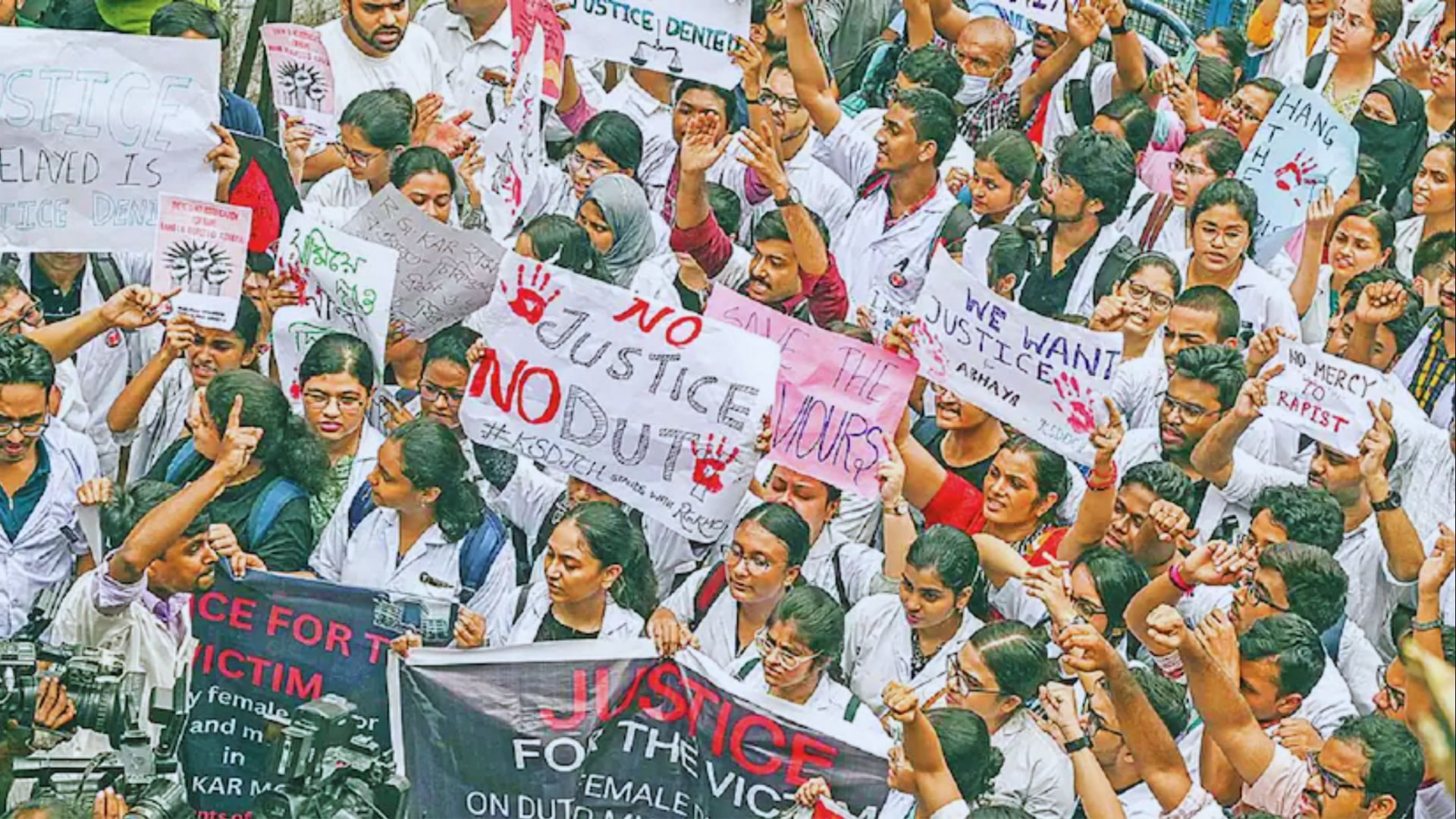 <div class="paragraphs"><p>Doctors and students protest at RG Kar Medical College and Hospital in Kolkata on Wednesday. </p></div>