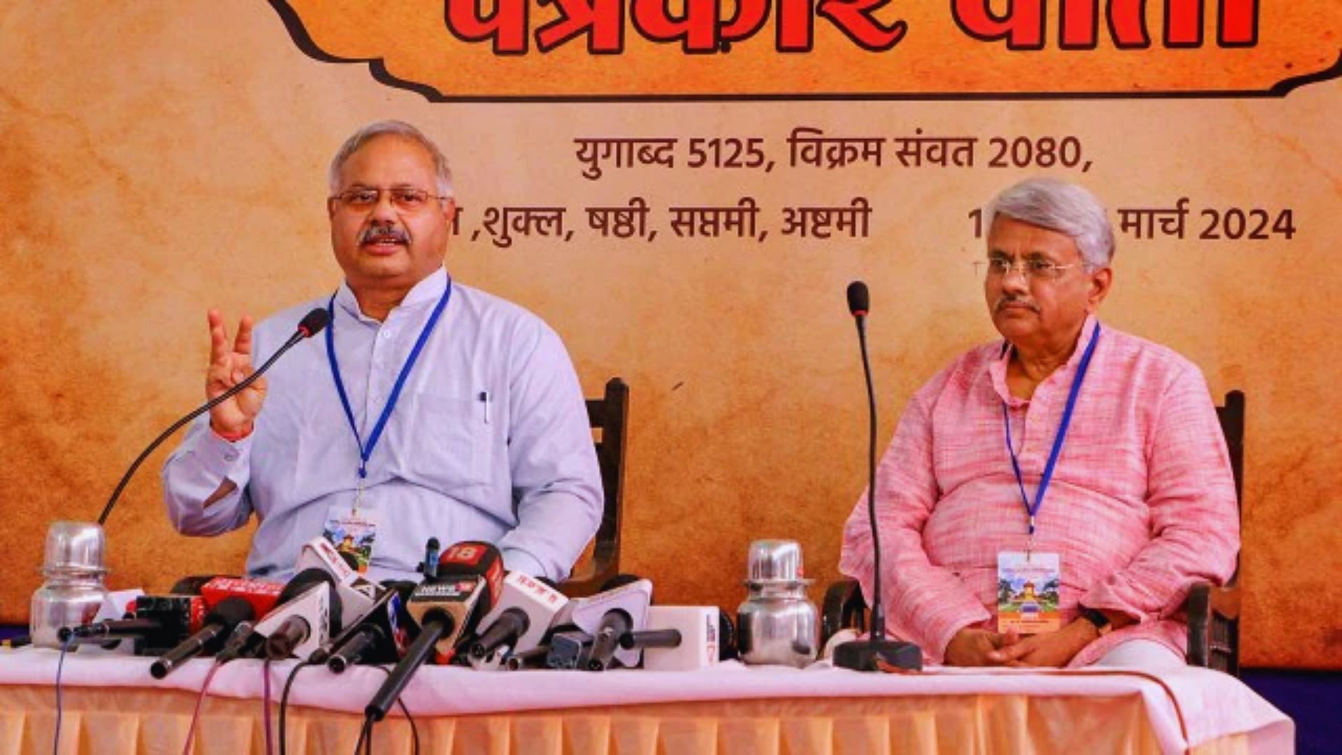 <div class="paragraphs"><p>Akhil Bhartiya Prachar Pramukh of RSS Sunil Ambekar with Sangh Chalak Paschim Prant Jayanti Bhai Bharesiya (right) interacts with the media during a press conference ahead of the three-day annual 'Akhil Bhartiya Pratinidhi Sabha', in Nagpur.</p></div>