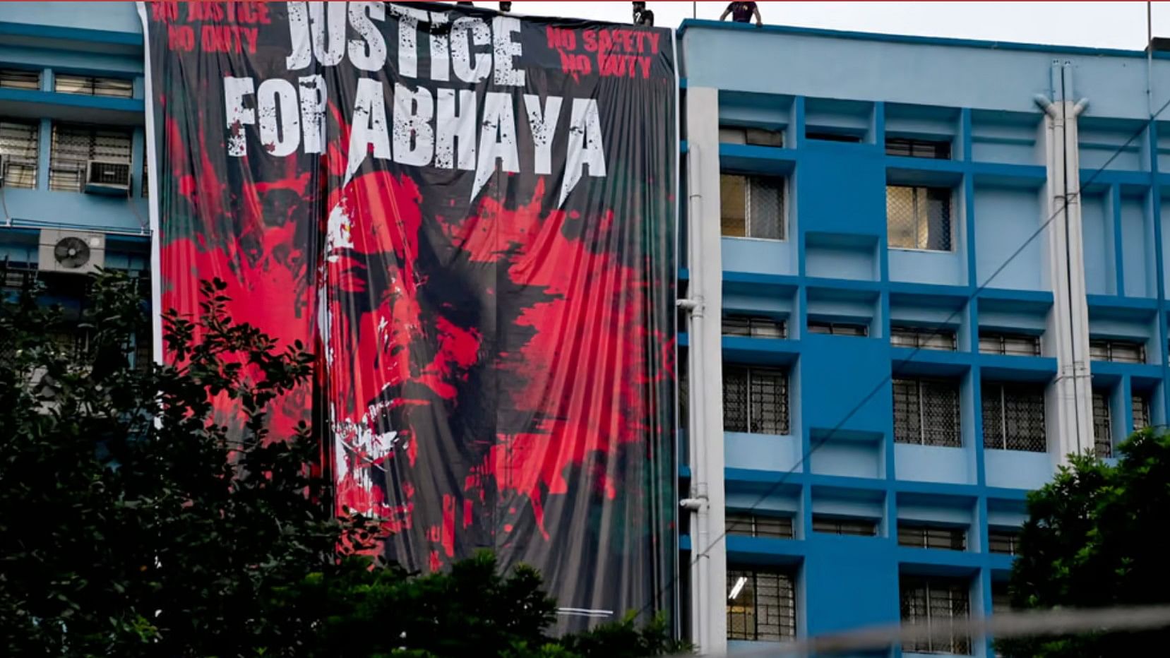 <div class="paragraphs"><p>A banner hung by junior doctors at the RG Kar Medical College and Hospital in protest against the alleged sexual assault and murder of a postgraduate trainee doctor at the hospital, in Kolkata, Monday, Aug. 19, 2024.</p></div>