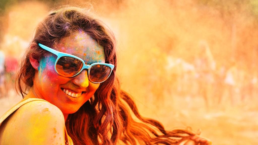 To make your struggle easy, here are some tips that can come in handy and make you skin and hair Holi-proof.