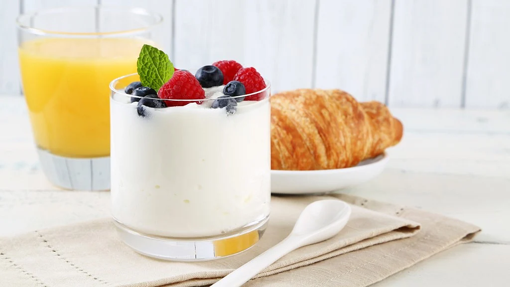 A very good breakfast idea is to mix a serving of Greek yogurt with fresh fruits and nuts.