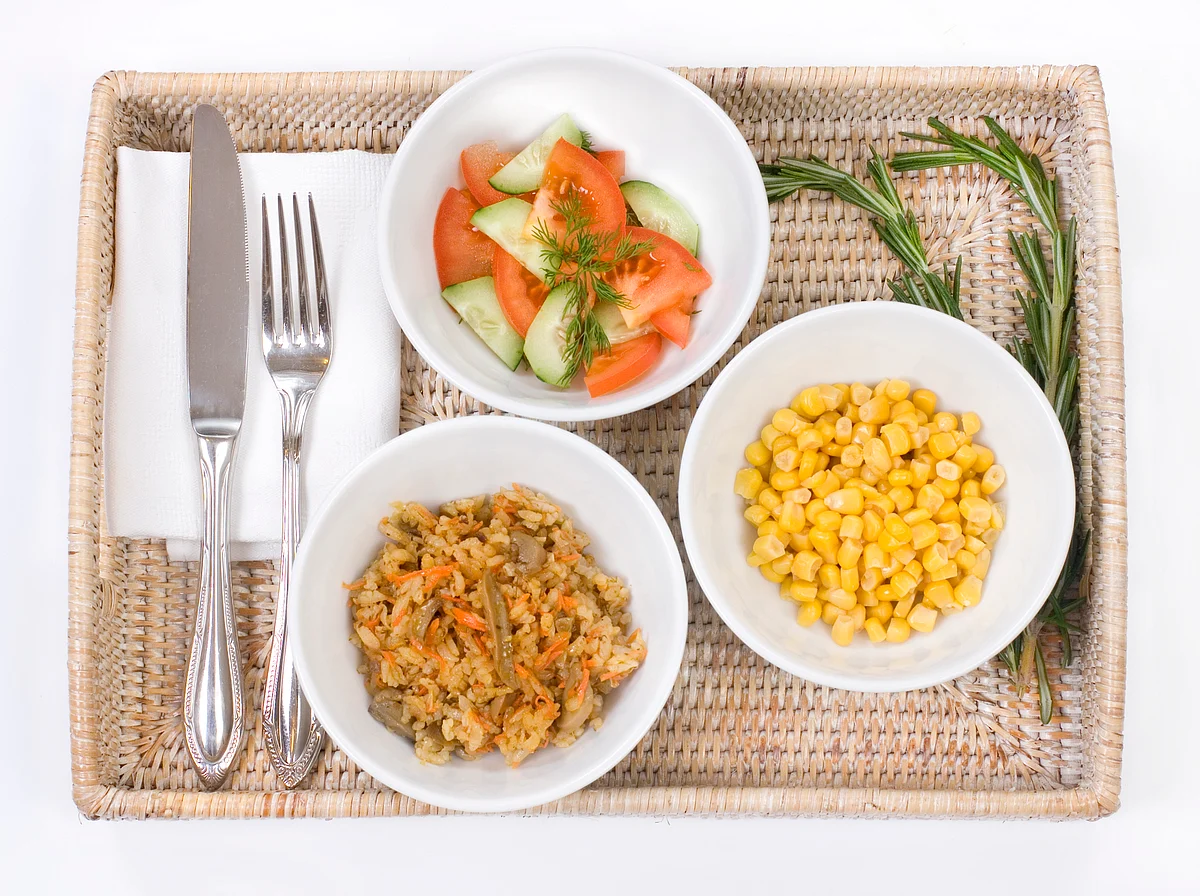 Take a smaller bowl to eat and eat slowly.