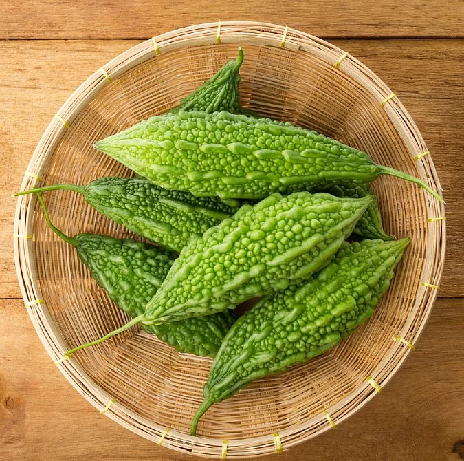 Raw bitter gourd pods have only 17 calories per 100 grams while 1 cup of bitter gourd juice has 32 calories.