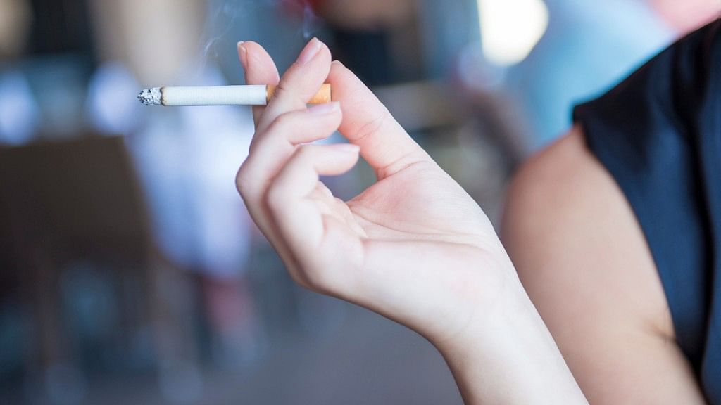 Researchers say they have created a smartphone app that offers real-time monitoring of smoking-induced ageing, and may help smokers quit the habit.