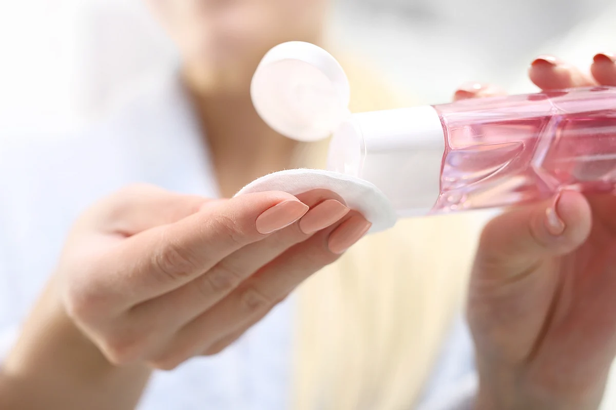 Double cleansing consists of first cleaning with a cleanser such as cleansing oil or cleansing cream.