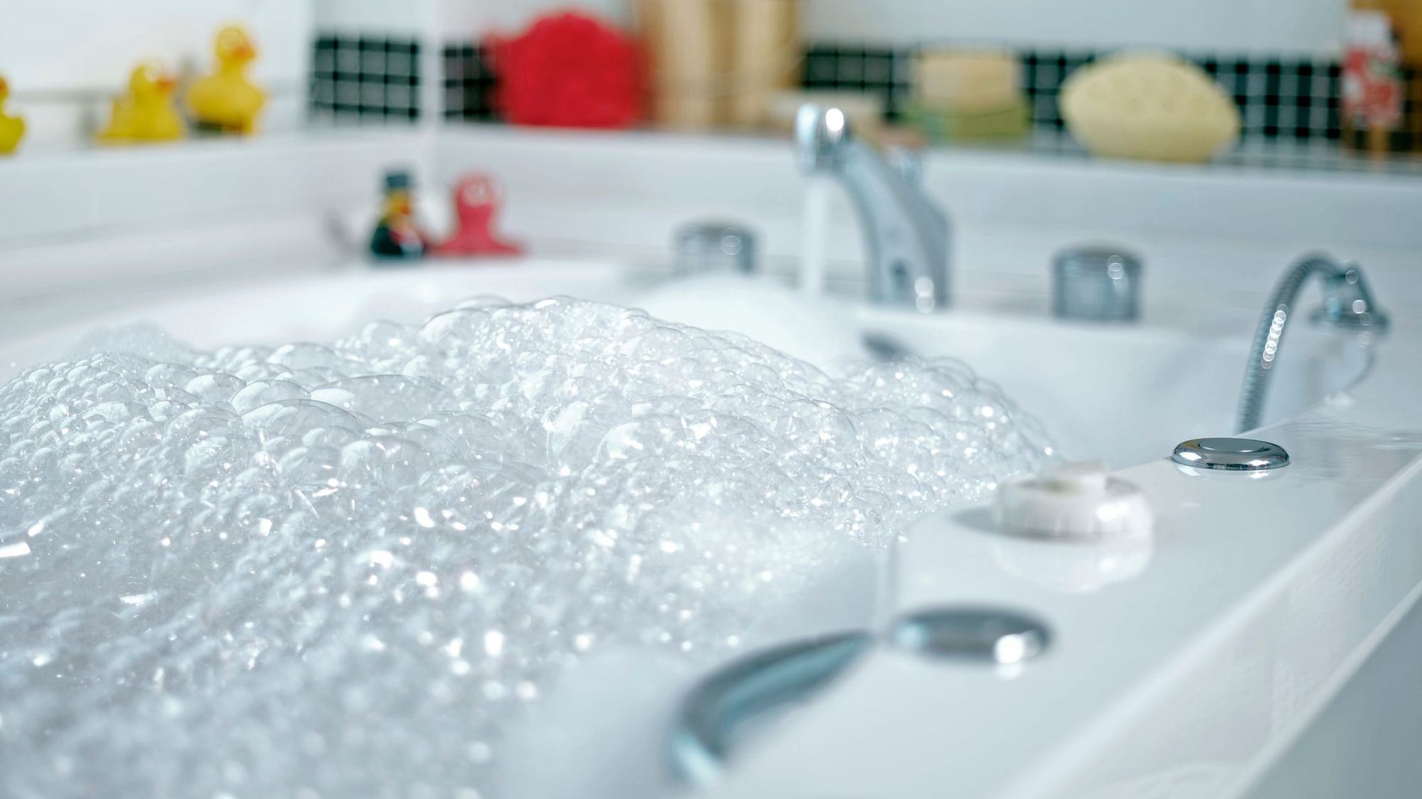 Indulging in a hot bath can improve blood sugar levels and metabolism.&nbsp;