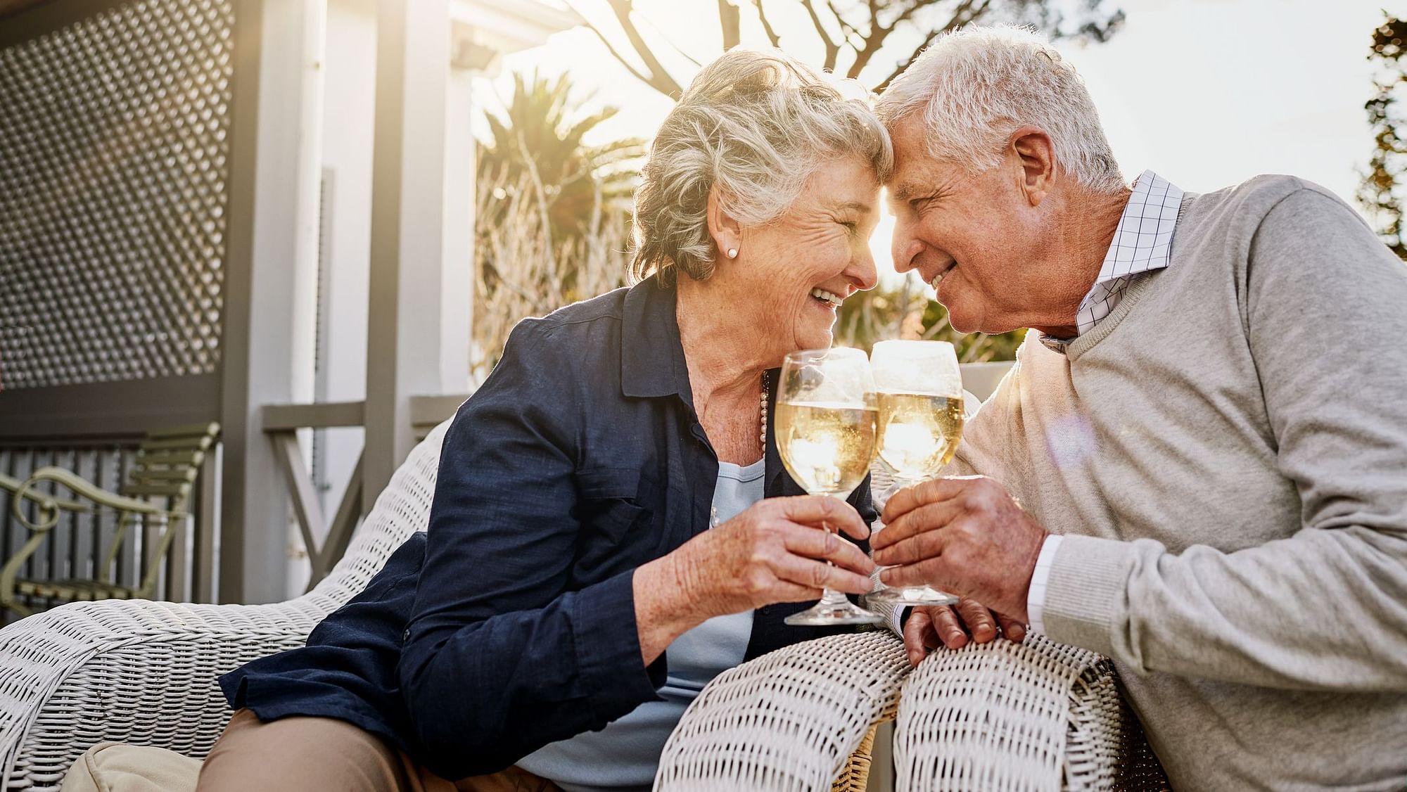 Elderly people above 65 who are newly diagnosed with heart failure can continue moderate alcohol drinking without worsening their condition, a new study suggests.