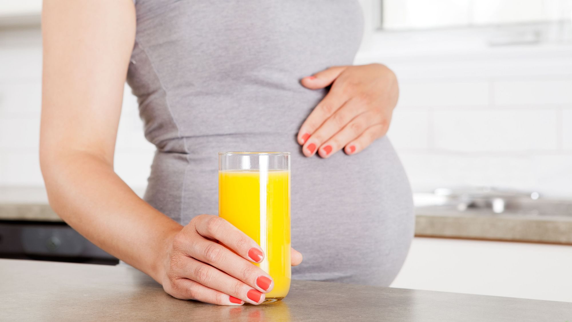 Regular intake of Vitamin C by smoker mom-to-be may help reduce harm done to infant’s lungs after birth.