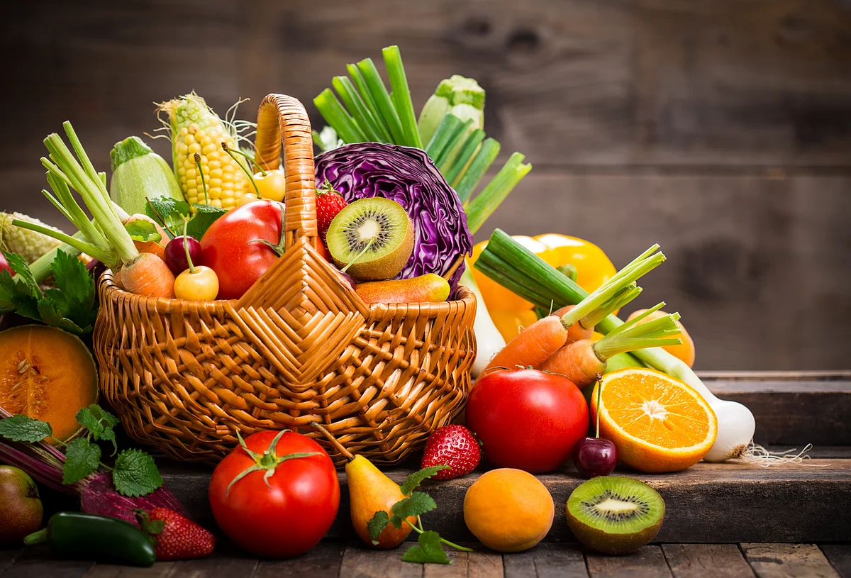 Eating fruits and veggies can help regain nutrients lost while smoking.