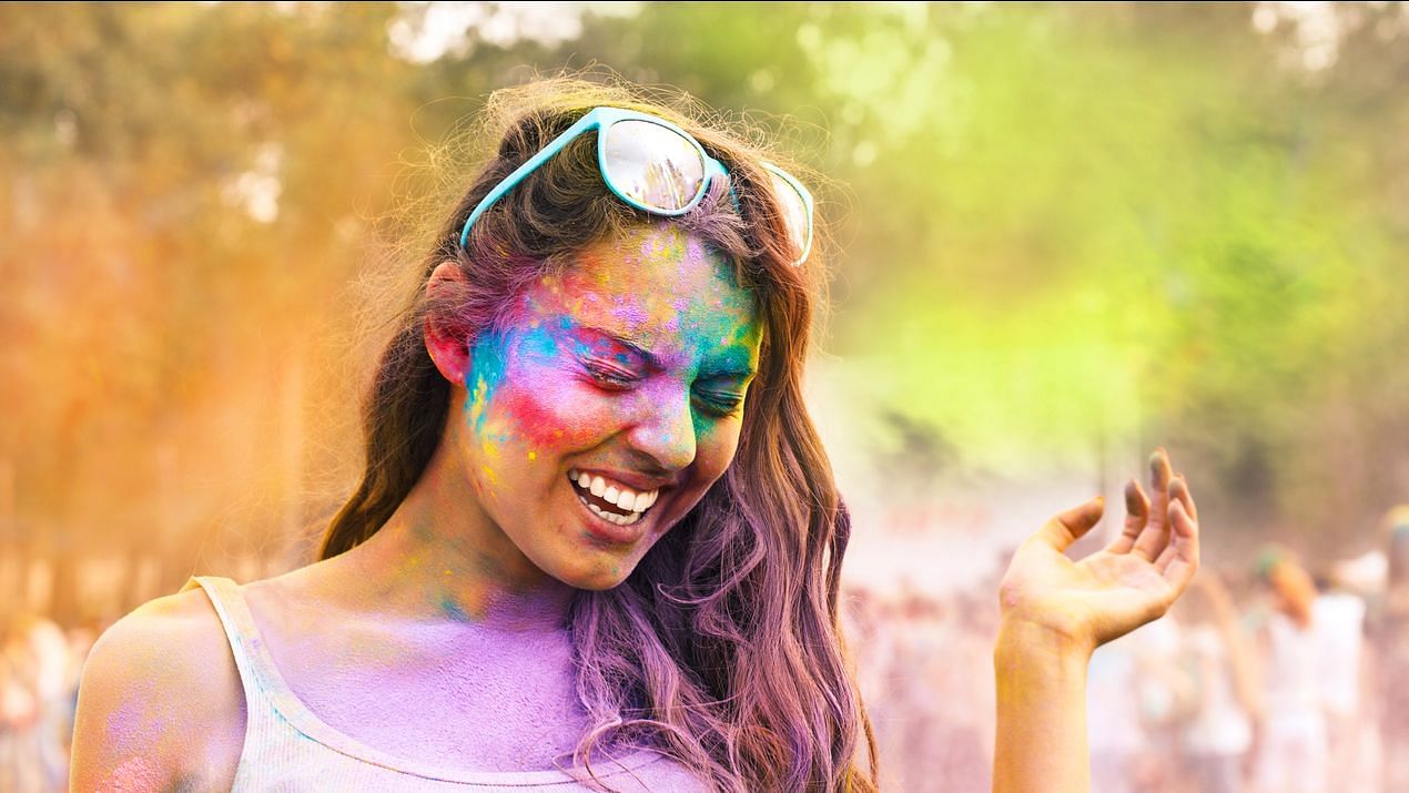 To make your struggle easy, here are some tips that can come in handy and make you skin and hair Holi-proof.